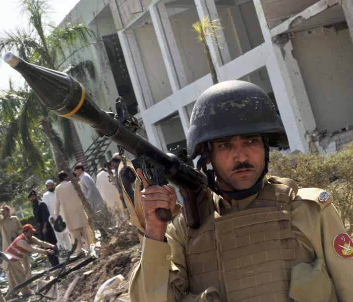 <div class="KonaBody">Pakistani security personnel at the bomb blast site in Peshawar. (AFP Photo)</div>